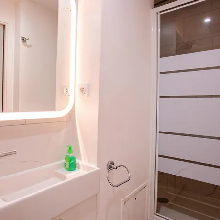 Elegant Escape In 14th Apartment