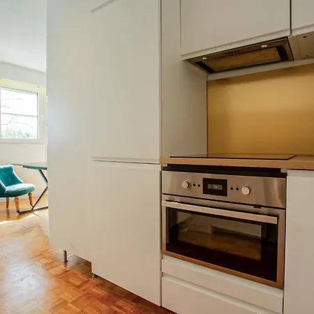 Elegant Escape In 14th Apartment